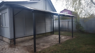 Полуарочный навес из поликарбоната (пристройка к дачному дому)